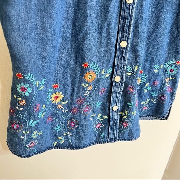 π
ΊDENIM Short Sleeve Button Down w/ Floral Embroidery - Picture 3 of 8